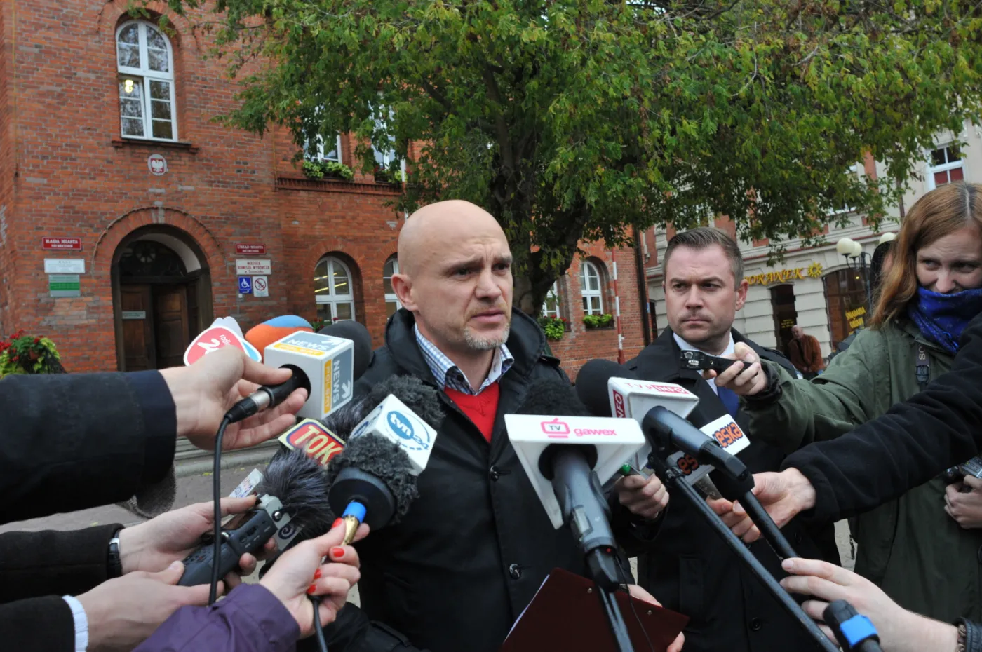 Szczecinek, 20.10.2014. Rzecznik Urzędu Miejskiego Tomasz Czuk (C) rozmawia z dziennikarzami na temat zajścia. PAP/Marcin Bielecki