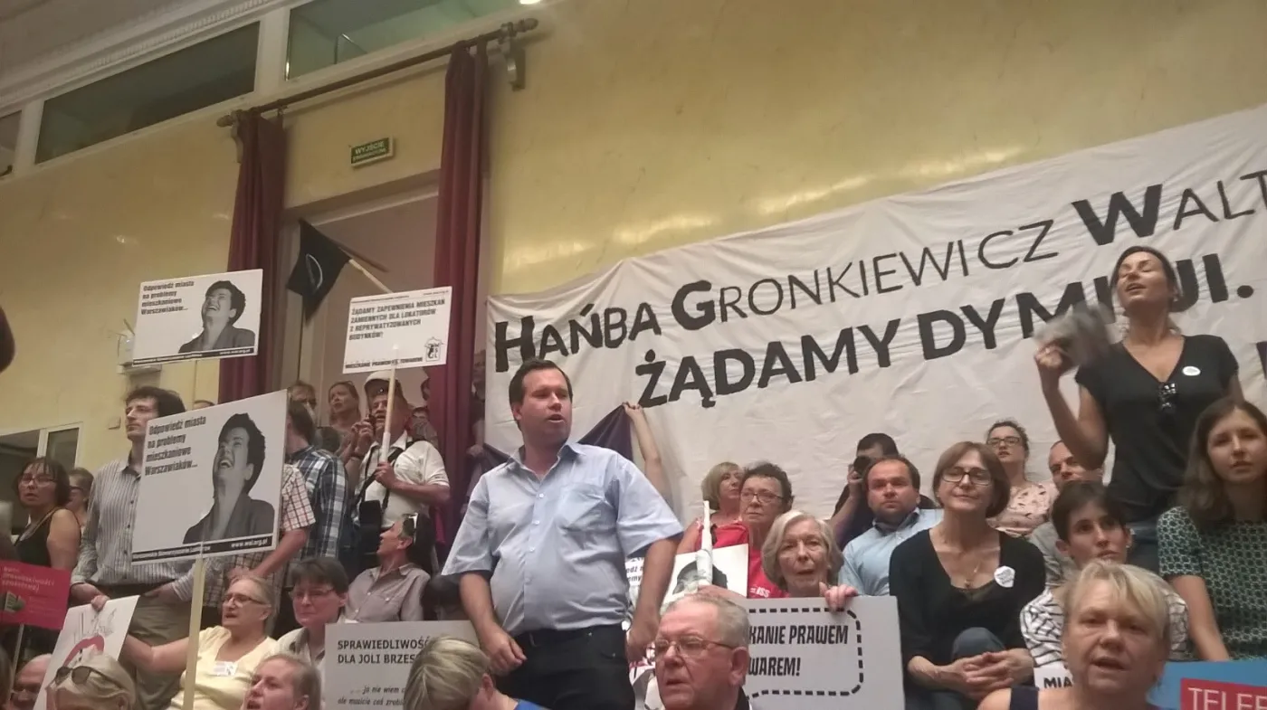 Policja sesyjna pod lupą: czy przewodniczący ma prawo wyprosić mieszkańca i wezwać służby?