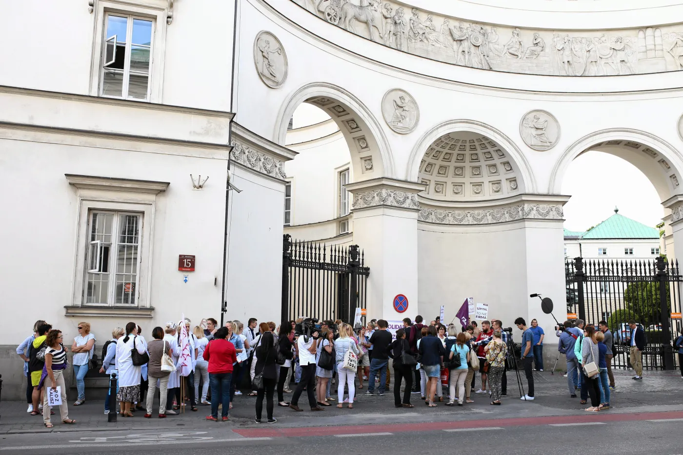 Po nocnych rozmowach w MZ związkowcy nadal nie opuszczają budynku resortu
