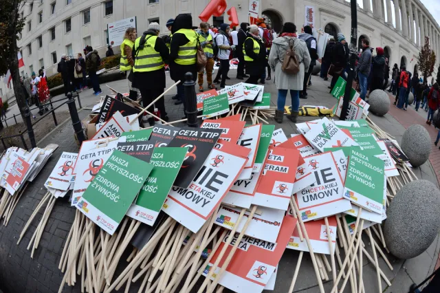 Polityczne wątpliwości opóźniają zgodę w sprawie umowy CETA