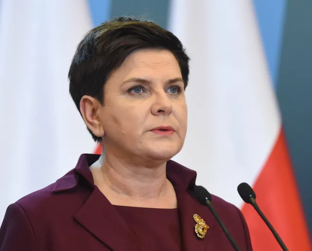 Szydło: Jeśli prokuratura podjęła decyzję o ekshumacji, nikt inny nie może ingerować