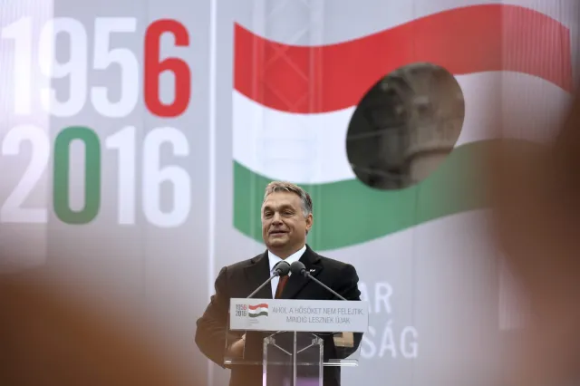 Przeciwnicy Orbana grają role w spektaklu, który reżyseruje sam premier
