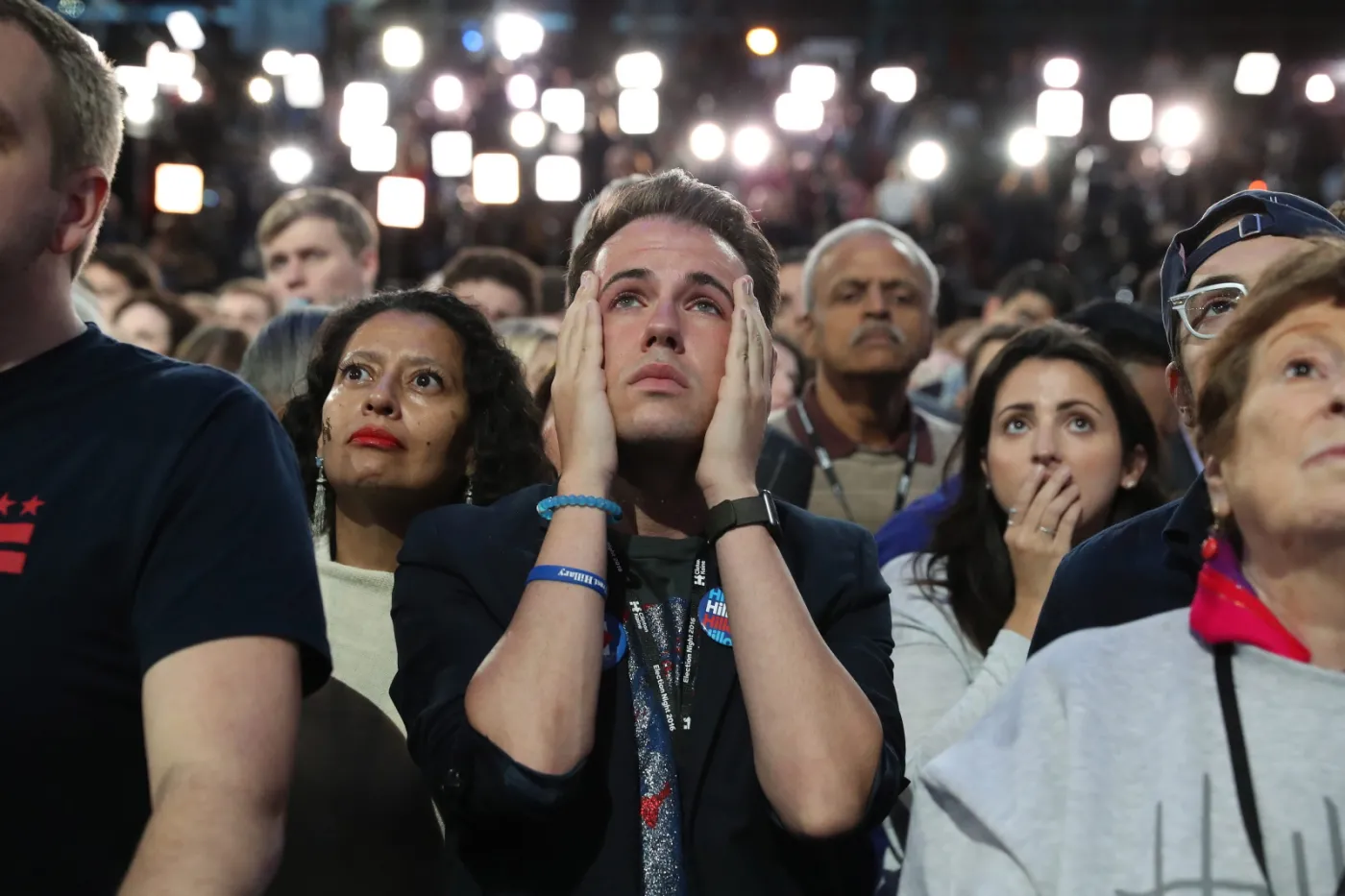 Złość i łzy w sztabie wyborczym Hillary Clinton