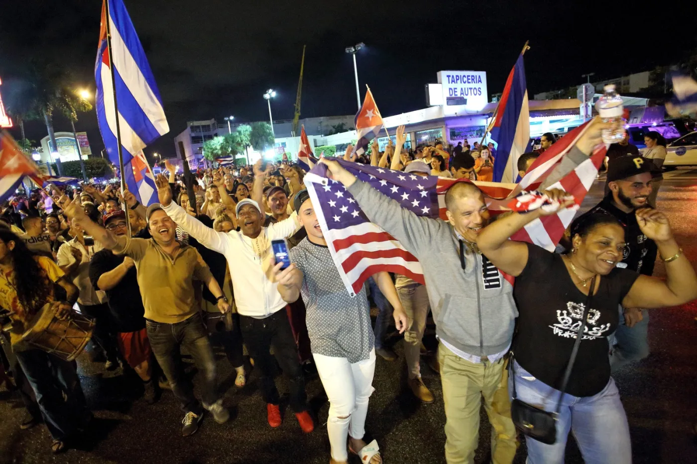 USA: Okrzyki "Cuba Libre" na wieść o śmierci Castro