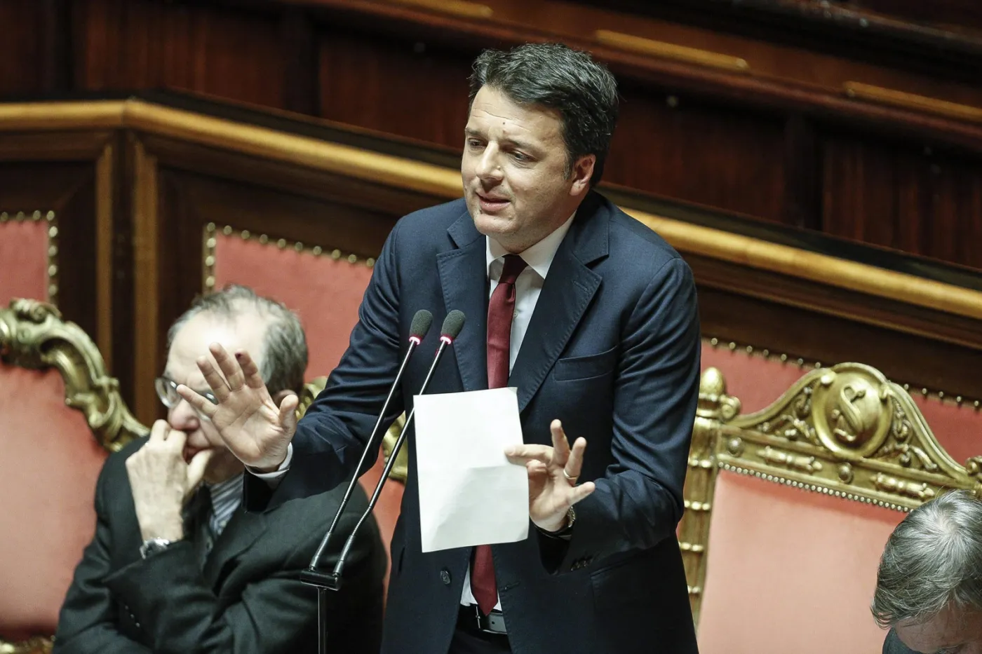 Włochy: Premierowi trudno przetrwać jak kotu na autostradzie