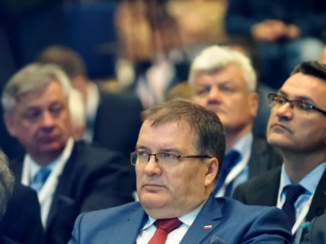 Kongres Prawników: Dera odczytuje słowa Dudy. Tłum skanduje "konstytucja"