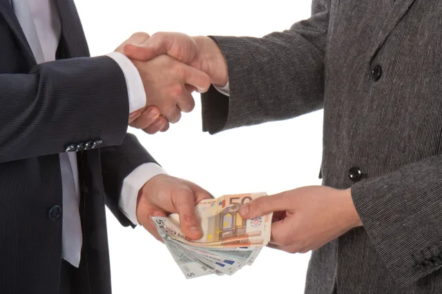 CBOS: Nieco mniejsze przekonanie, że korupcja w Polsce to problem