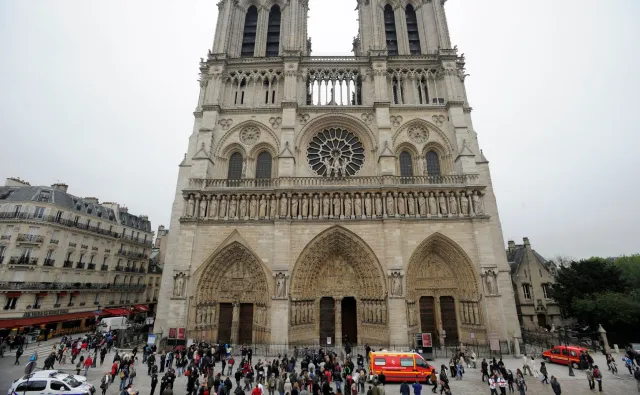 Francja: Napastnik zaatakował policjanta przed katedrą Notre Dame. Krzyczał: To za Syrię!