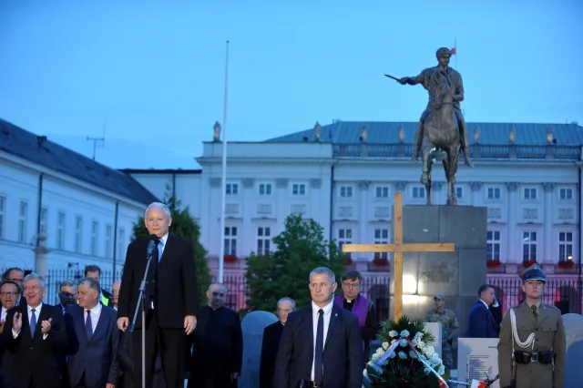 Miesięcznica smoleńska. Kaczyński: Będziemy kontynuowali swój marsz aż do momentu, kiedy staną pomniki