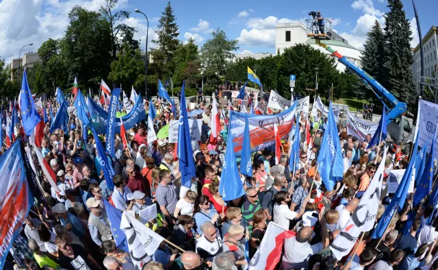 Poseł Janik rozważa skargę do prokuratury na demonstrantów sprzed Sejmu