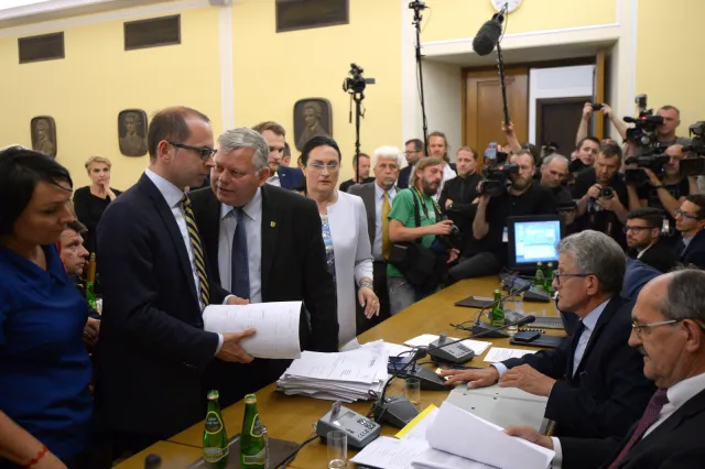 Awantura w Sejmie: Komisja odrzuciła wszystkie poprawki PO do projektu ws. SN