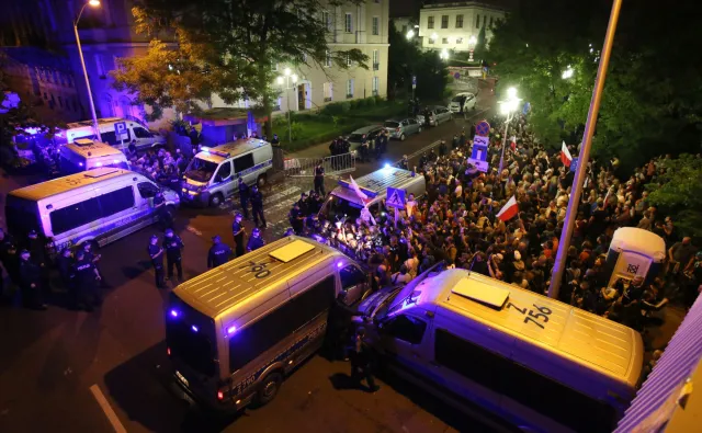 KGP: Działania policjantów zabezpieczających manifestacje przed parlamentem były właściwe