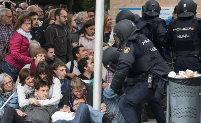Hiszpania: Policja w Barcelonie użyła gumowych kul. 2 rannych protestujących