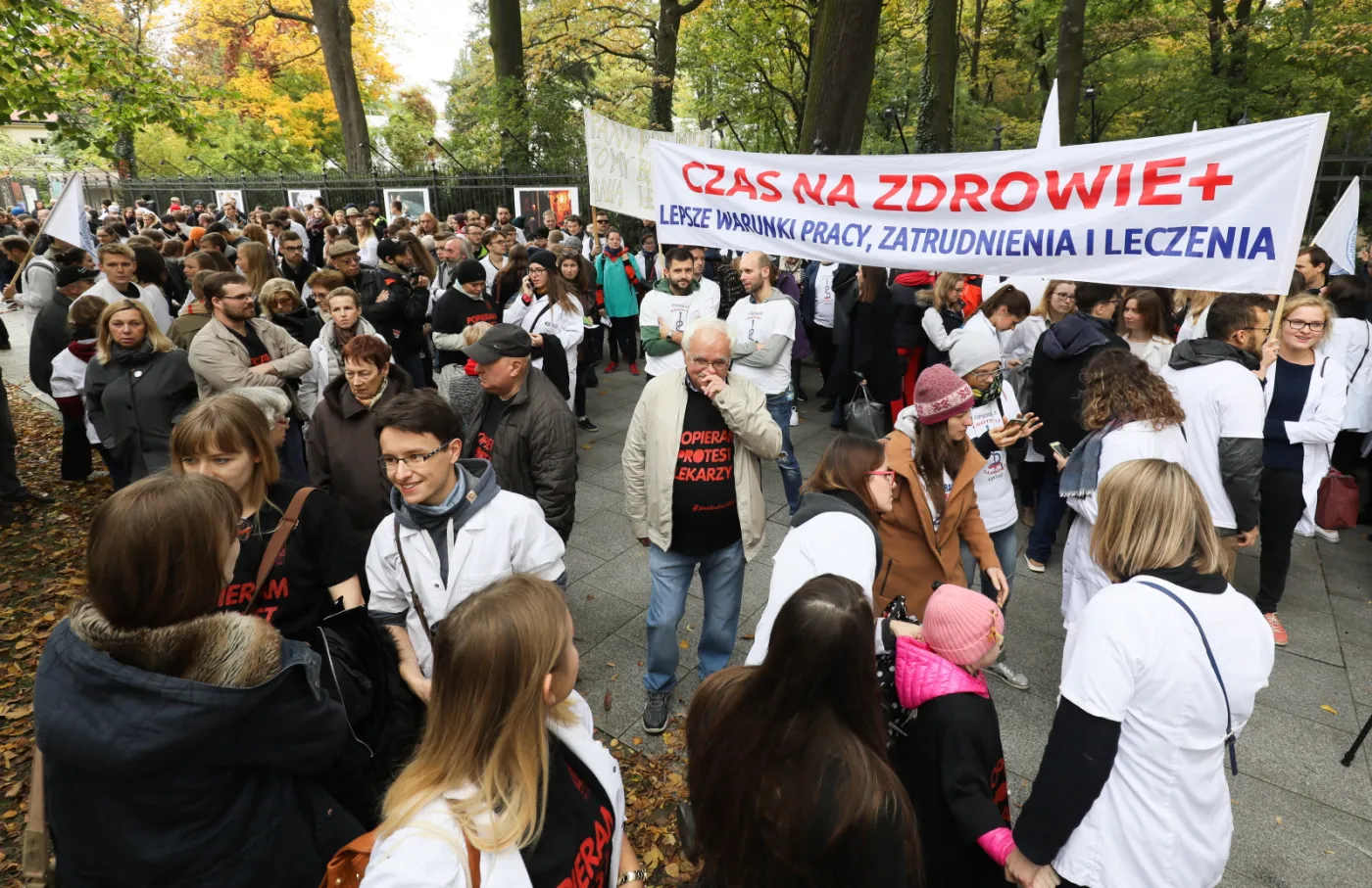 Na ulicach polskich miast zaroiło się od białych kitli. "Jesteśmy z wami!"