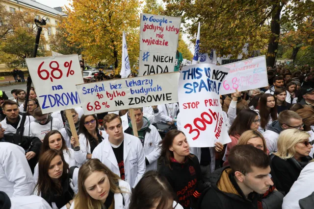 Według PiS protest rezydentów wykorzystywany politycznie. Opozycja chce dymisji Radziwiłła