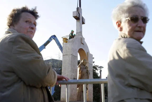 Władze Ploermel mają pół roku, by usunąć krzyż z pomnika Jana Pawła II. Monument trafi do Polski?