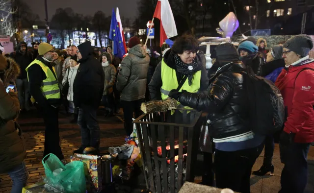 Protestujący przed Sejmem blokowali drogę. Zgromadzenie zostało rozwiązane