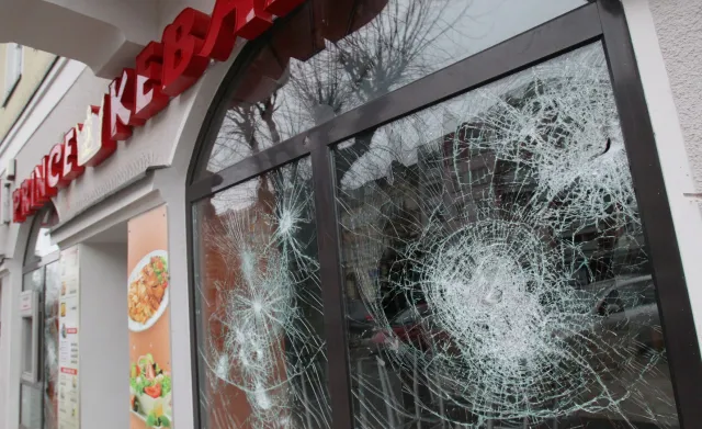 Ełk: 28-letnia kobieta zatrzymana po niedzielnych burdach - wybiła kamieniem szybę