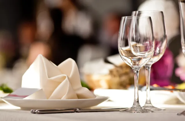 W hotelarstwie i gastronomii poliglota zarobi więcej
