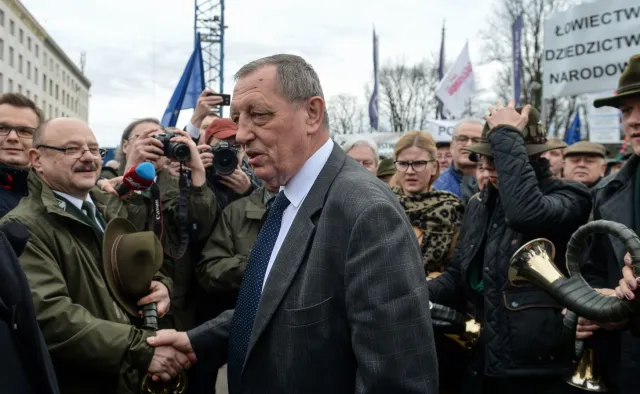 "Ustawa jest dobra, ludzie są źli". Wiec w obronie ministra Szyszki przed Sejmem