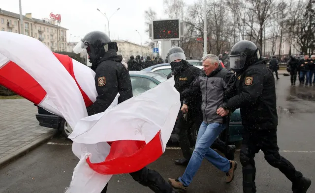 Białoruś: Setki zatrzymanych po protestach w Mińsku