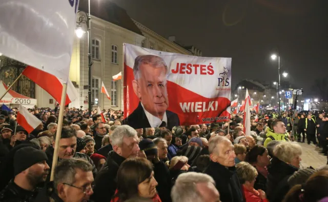 Zakazy zgromadzeń w rocznicę katastrofy smoleńskiej. Karczewski: Chcemy uniknąć konfrontacji
