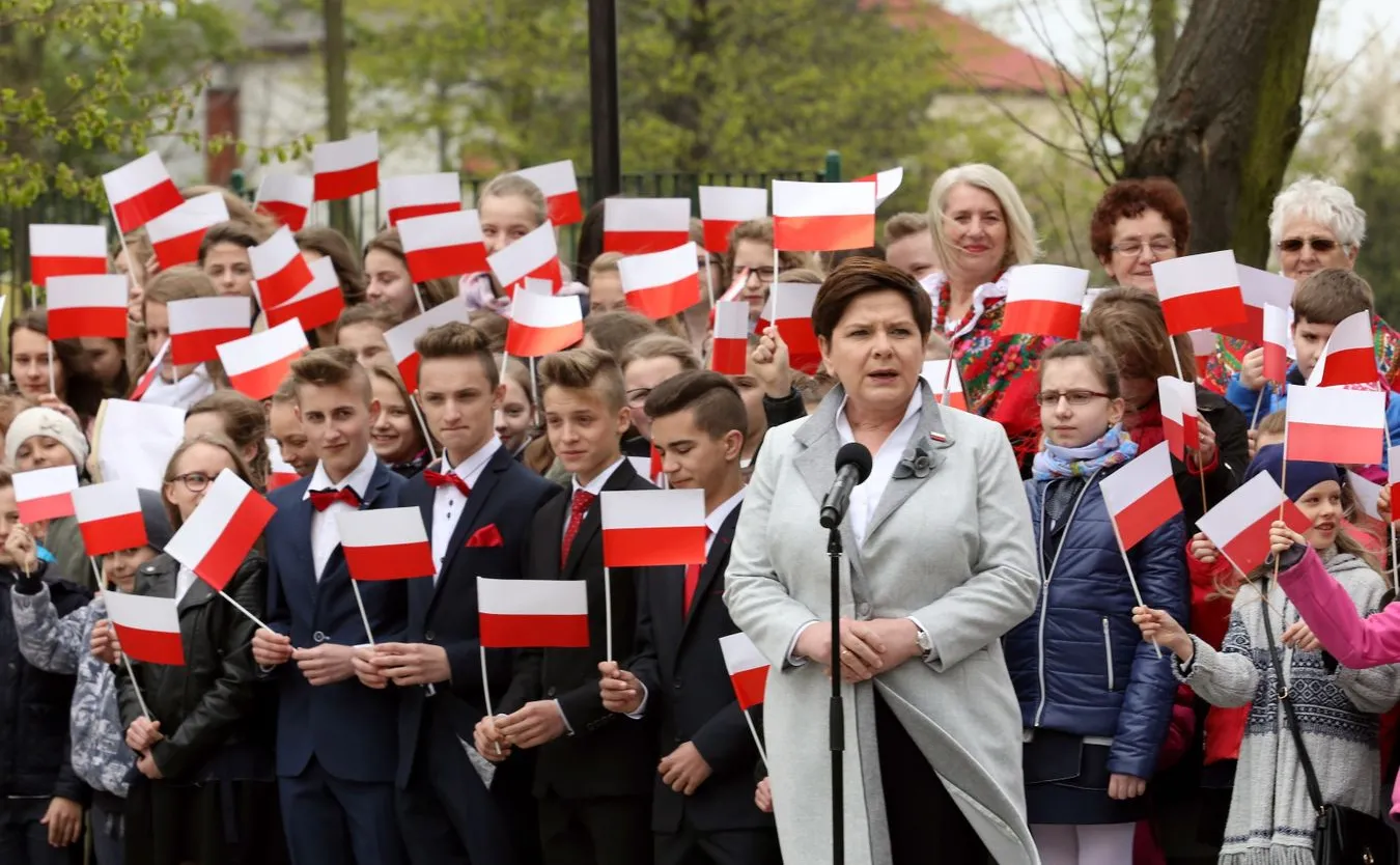 Szydło: Biało-czerwona flaga nas łączy, kiedy niektórzy próbują nas dzielić