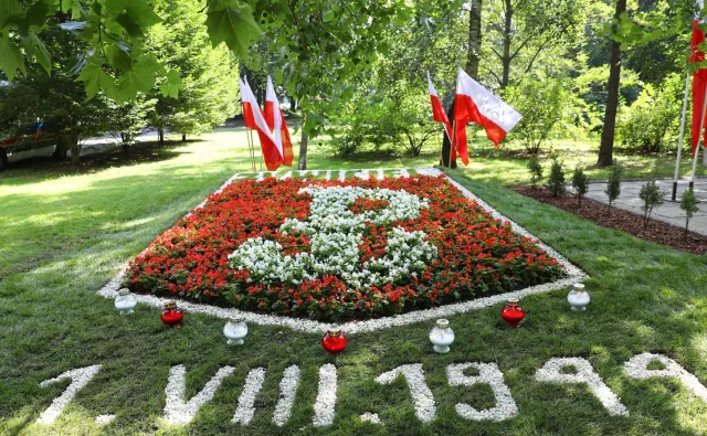 Warszawa: Hołd dla powstańców - w godzinę "W" dźwięk syren i minuta ciszy