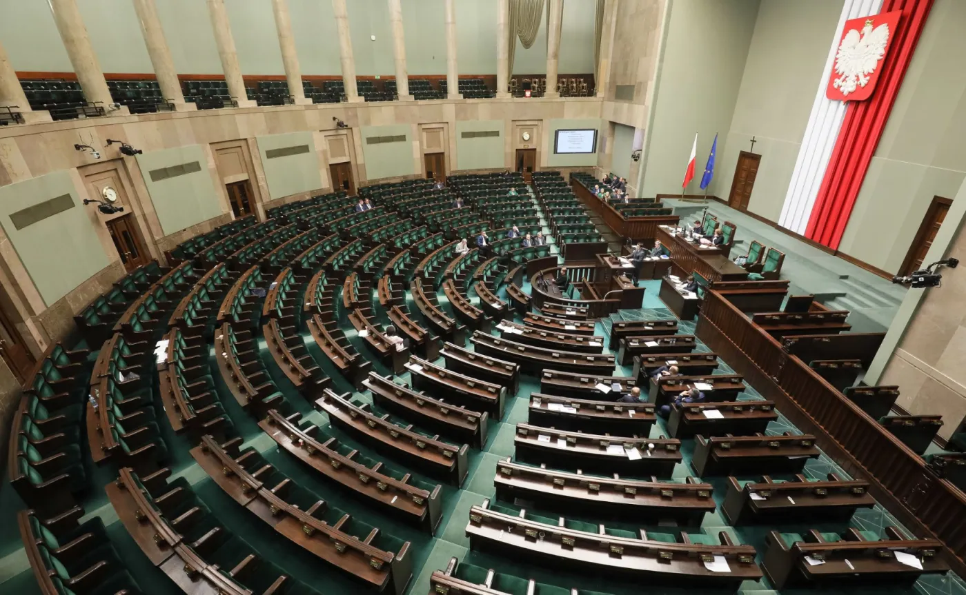 Ukłon w stronę biznesu i debata o totalitaryzmie. Oto najważniejsze zmiany przyjęte przez Sejm