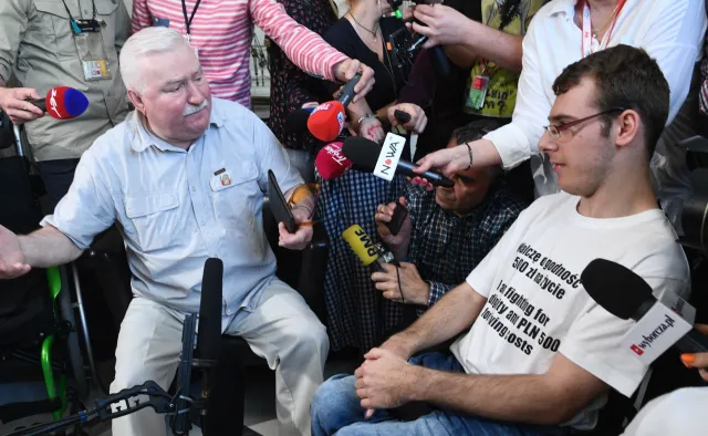 "Trzeba jak najszybciej tych ludzi odsunąć od władzy". Lech Wałęsa krytycznie o PiS na spotkaniu z protestującymi w Sejmie