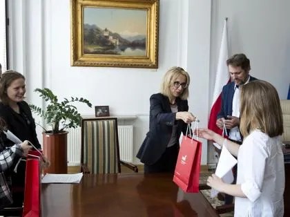 Minister finansów, Teresa Czerwińska w rozmowie z dziećmi: Wy też będziecie zaciągać swoje długi [WYWIAD]