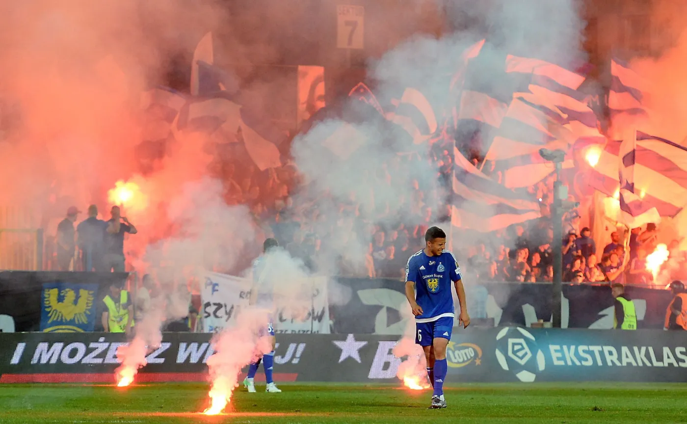 MSWiA: Środki pirotechniczne nadal groźne na stadionach