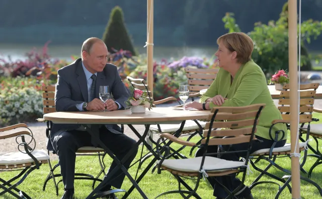 Eksperci o spotkaniu Merkel-Putin: Ukraina zeszła na plan dalszy