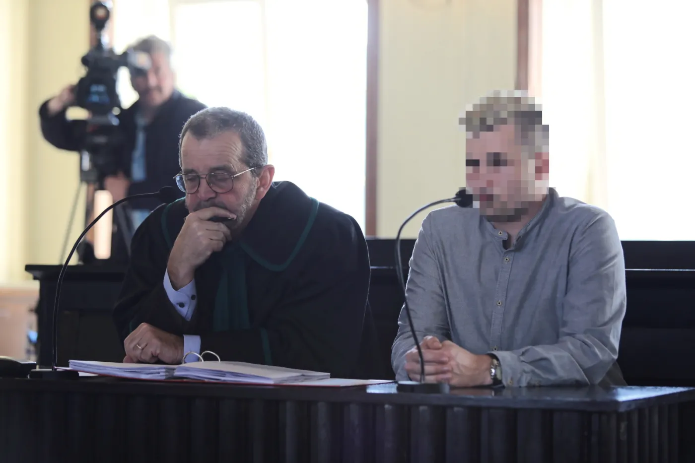 Oskarżony Sebastian K.  i jego obrońca mecenas Władysław Pociej w Sądzie Rejonowym w Oświęcimiu.