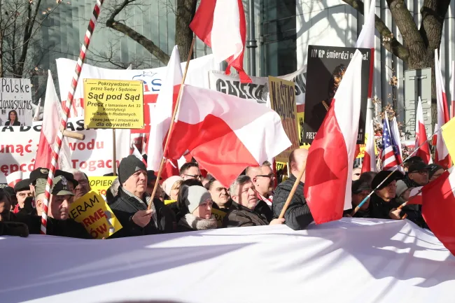 Kluby "Gazety Polskiej" popierają zmiany w sądach. Demonstracja pod TK