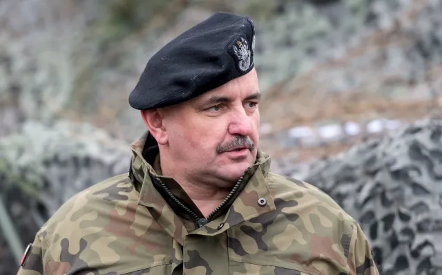 Dowódca MON generał Jarosław Mika zarażony koronawirusem