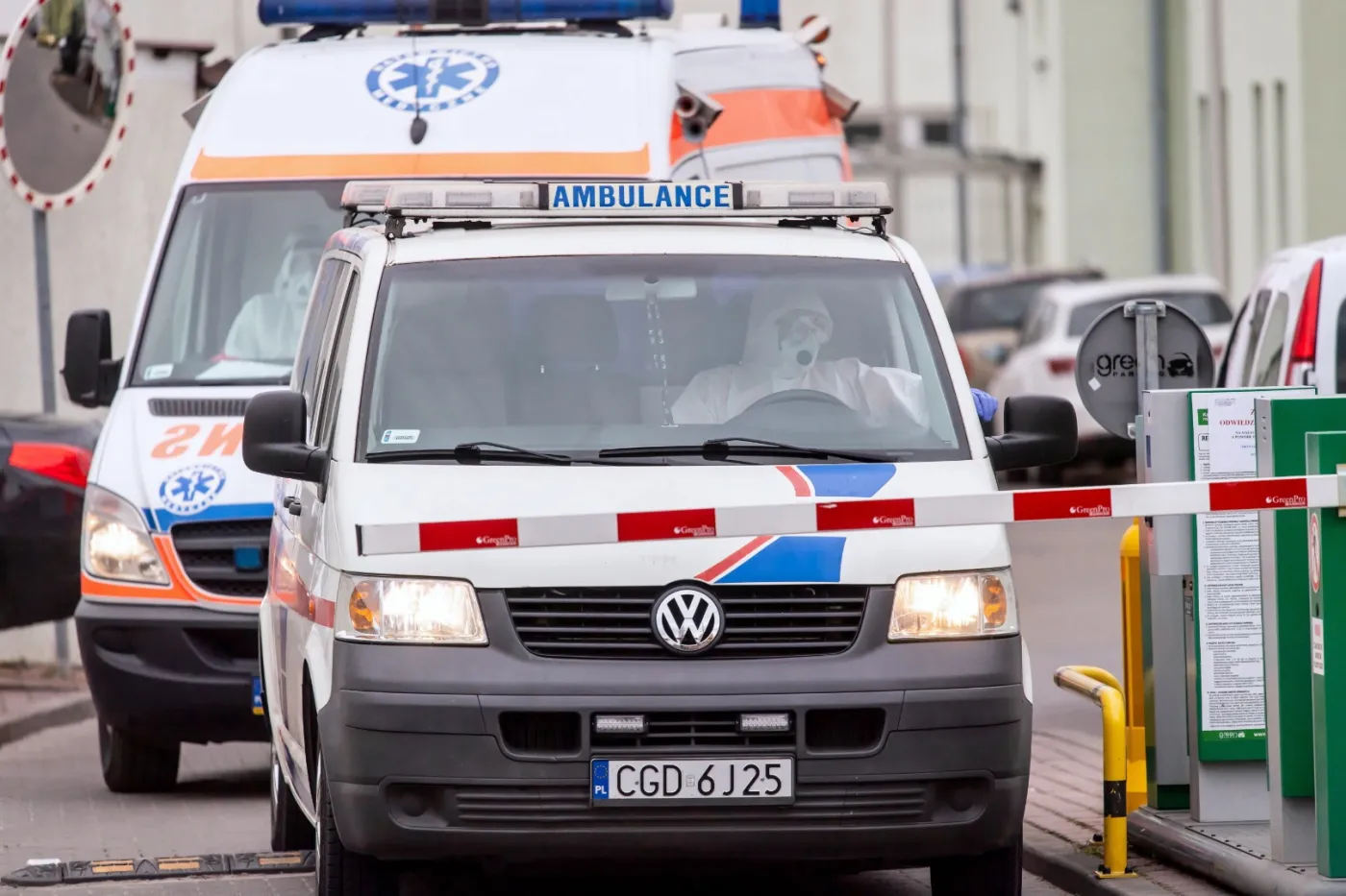 Prowizorka i szare strefy odpowiedzialności hamują walkę z koronawirusem