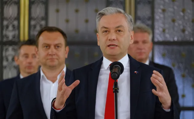 Biedroń: Polska potrzebuje w inwestycji w zwykłego człowieka. Kandydat zapowiada ochronę zdrowia i tanie mieszkania