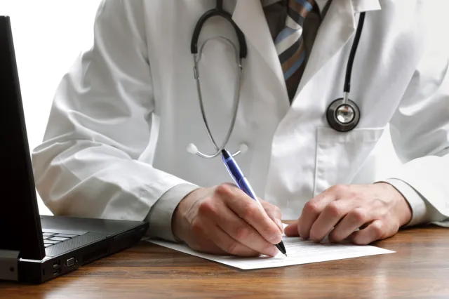 Czy farmaceuta może poprawiać braki na recepcie?