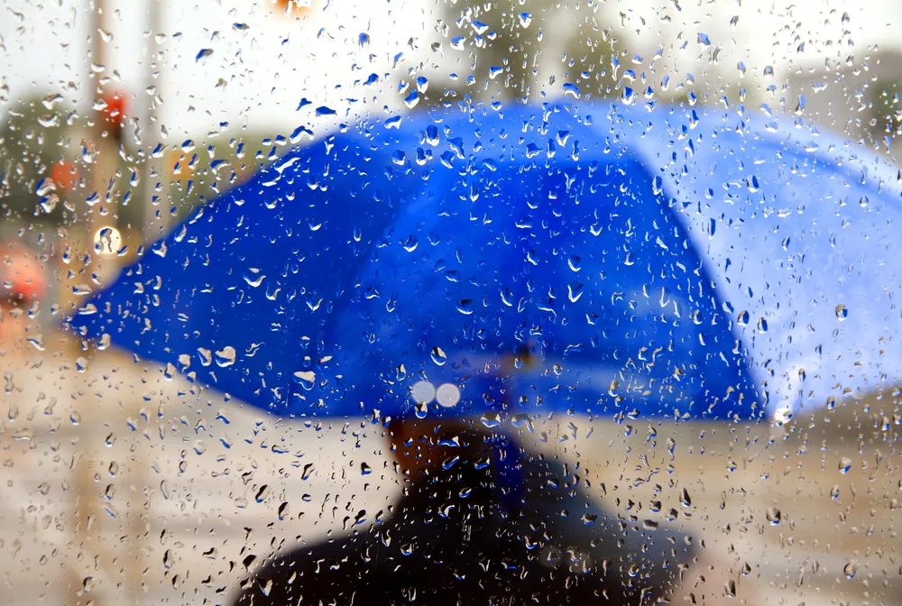 Pogoda: Silny wiatr i deszcz. Kilka tysięcy odbiorców bez prądu