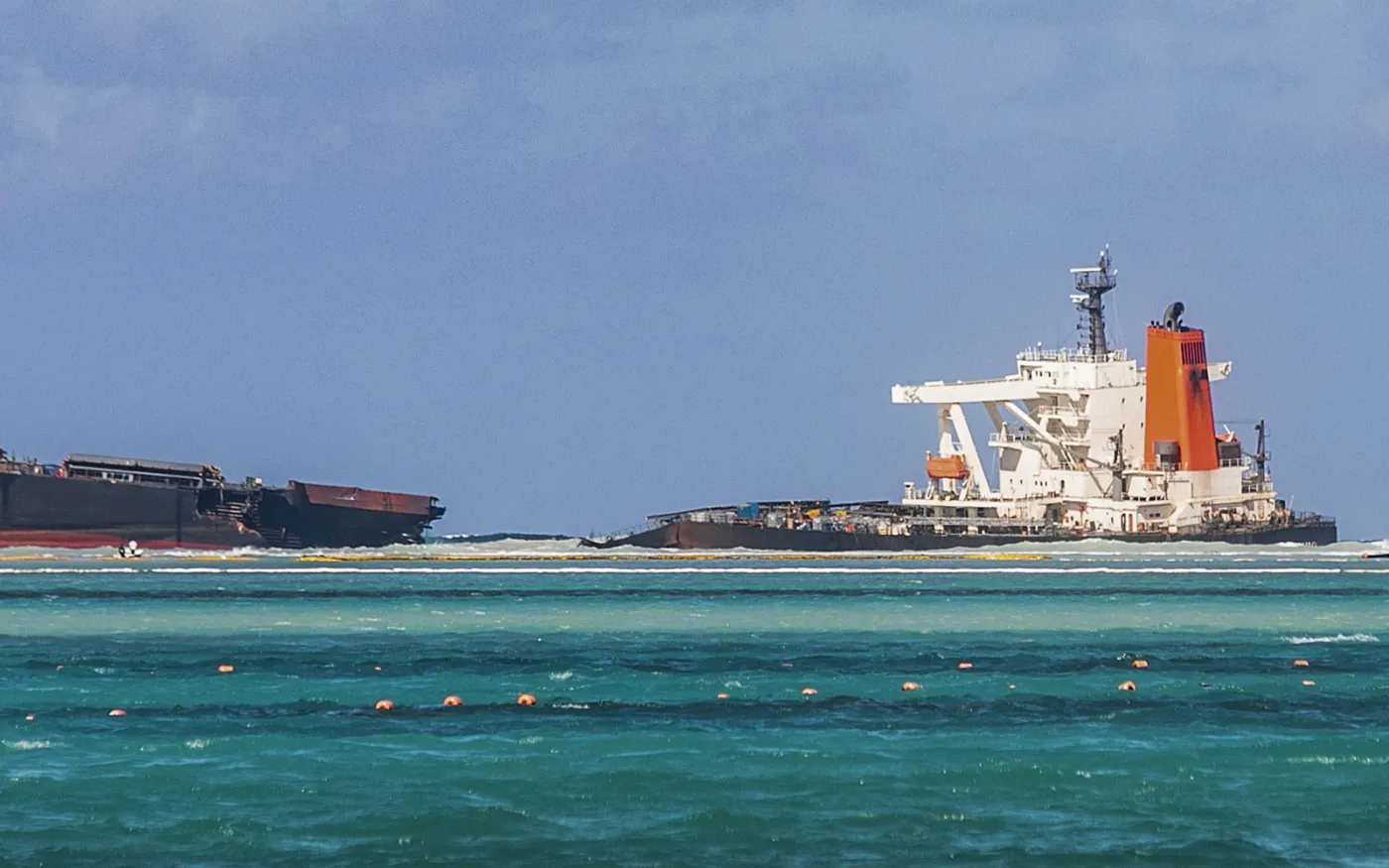 Mauritius: Delfiny giną z powodu osiadłego na mieliźnie tankowca