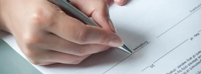 Poradnik pracodawcy: Ciężkie naruszenie obowiązków pracowniczych jako przyczyna rozwiązania umowy o pracę bez wypowiedzenia