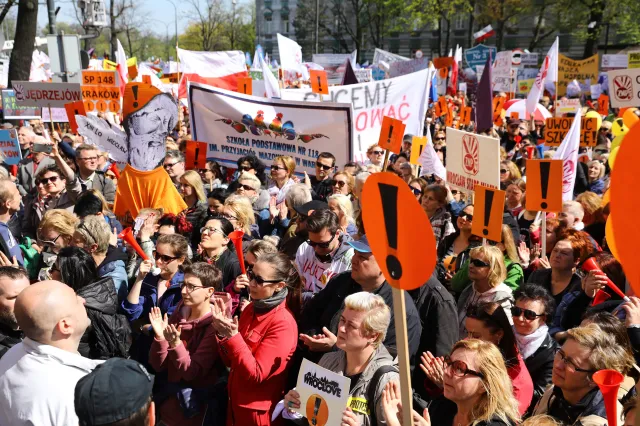 Polska szkoła po strajku: Z silnymi nauczycielami, ale bez wycieczek, prac domowych i z samymi piątkami