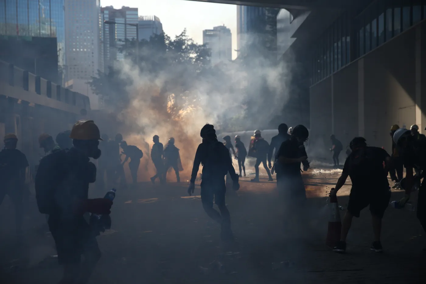 Protesty w Hongkongu: Parasolka na gaz pieprzowy, gogle na gaz łzawiący
