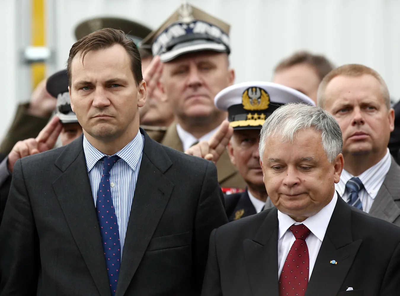 01.09.2006  Warszawa
Obchody dnia weterana i 67 rocznicy wybuchu II wojny swiatowej . Uroczystosci pod grobem nieznanego zolnierza . Skladanie wiencow . 
nz Antoni Macierewicz , Radoslaw Sikorski , Prezydent Lech Kaczynski 
fot. Wojciech Barczynski