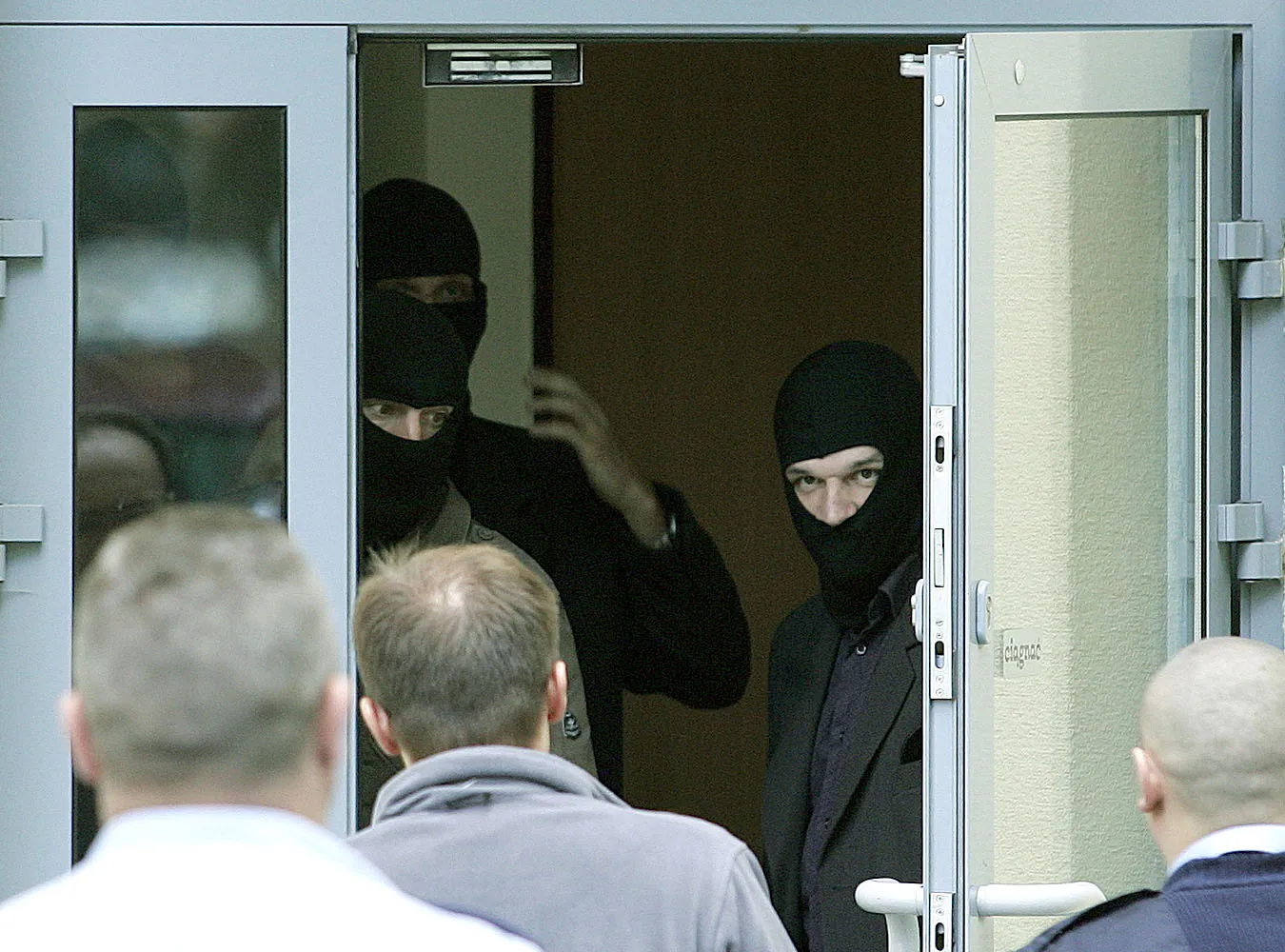 30.08.2007 Warszawa Prokuratura Okregowa 

Nz funkcjonariusze w maskach przed prokuratura

fot.Michal Rozbicki