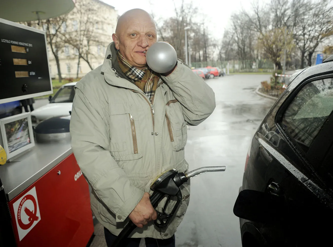 12.12.2007 Krakow Kazimierz Czekaj - radny Sejmiku Wojewodztwa Malopolskiego - Platforma Obywatelska - pomyslodawca akcji Trzezwa Malopolska . Zgodnie z pomyslem bedzie mozna kupic alkomat na stacji benzynowej i sprawdzis swoja trzezwosc przed jazda fot. pawel  Ulatowski