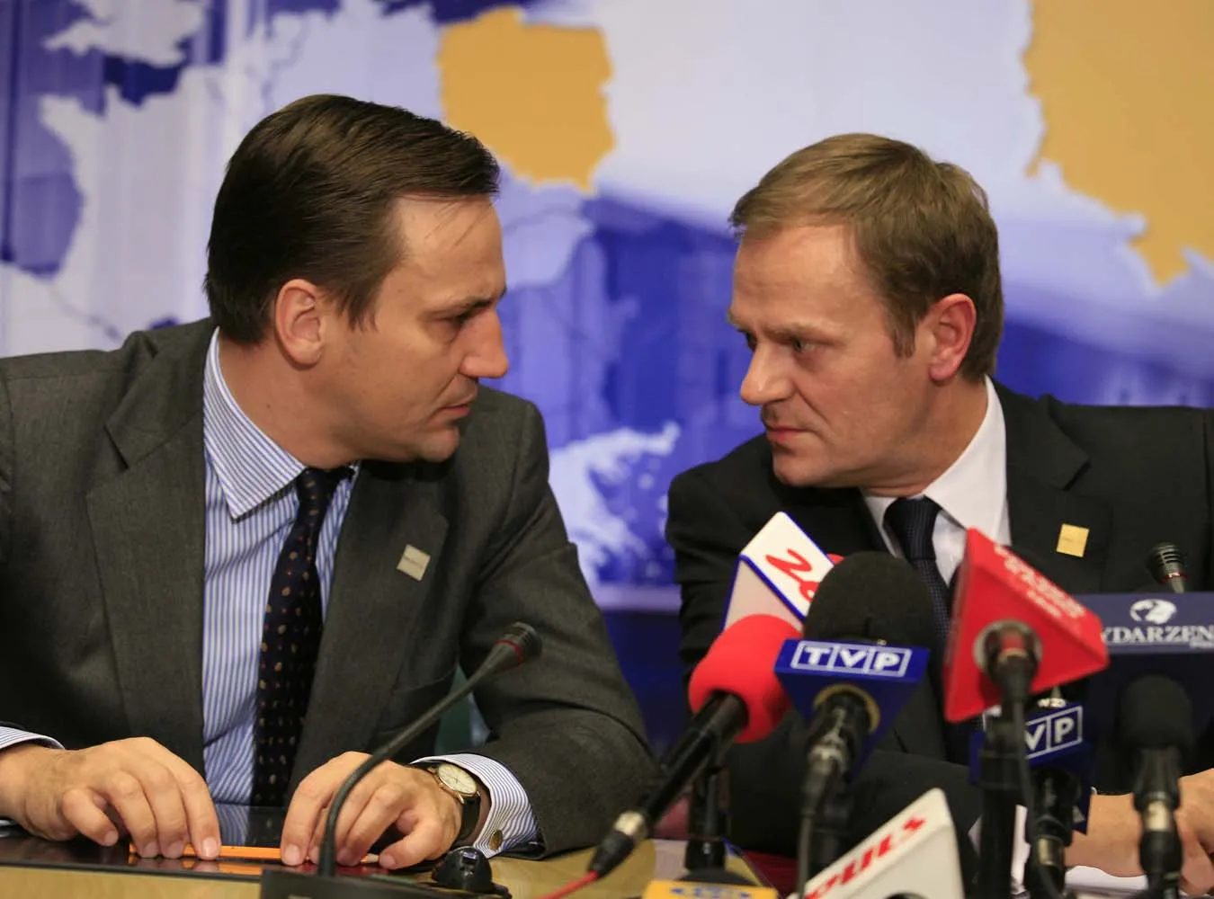 14.12.2007 BELGIA BRUKSELA KONFERENCJA PRASOWA PREMIERA DONALDA TUSKA I MINISTRA SPRAW ZAGRANICZNYCH RADOSLAWA SIKORSKIEGO PO ZAKONCZENIU POSIEDZENIA RADY EUROPY

NZ DONALD TUSK RADOSLAW SIKORSKI

FOT.JACEK MARCZEWSKI