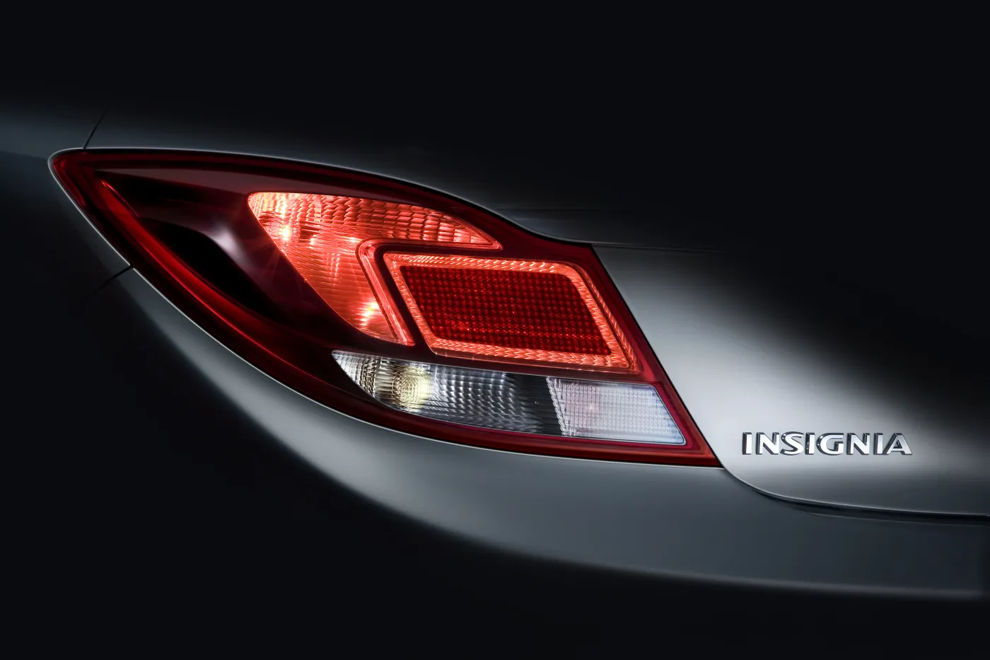  Opel insignia zadebiutuje od razu jako sedan i 5-drzwiowy hatchback - dokładnie 22 lipca 2008 roku podczas wystawy samochodowej w Londynie. Sprzedaż rozpocznie się w listopadzie.