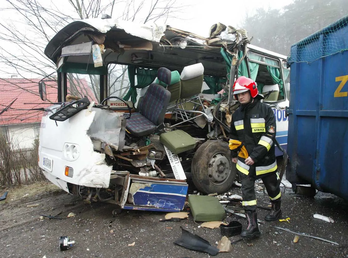 Kontener ze złomem zniszczył autobus na mazurskiej drodze